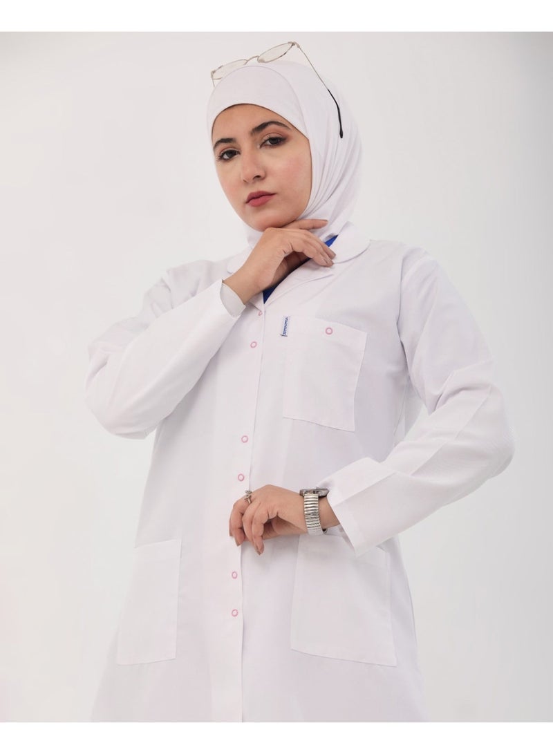 سيزر بالطو طبي ذو تصميم فاخر للسكن يوفر حماية مريحة للهنيين الطبيين من مواد عالية الجودة تصميمه عمل يجعل مناسبًا للممرضين والأطباء على حد سواء، ويمكن استخدامه في المستشفيات والعيادات - Image 4